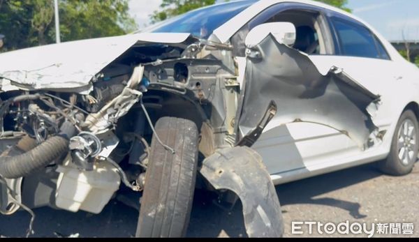 ▲▼         搶快兩車對撞，車頭全毀，金寧鄉頂林路消防局前路段交通事故     。（圖／記者林名揚翻攝）