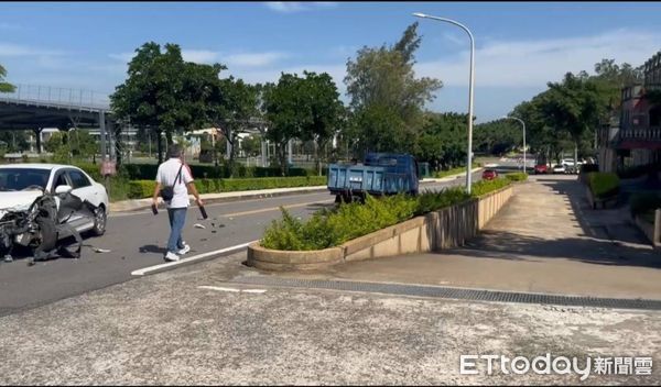 ▲▼         搶快兩車對撞，車頭全毀，金寧鄉頂林路消防局前路段交通事故     。（圖／記者林名揚翻攝）