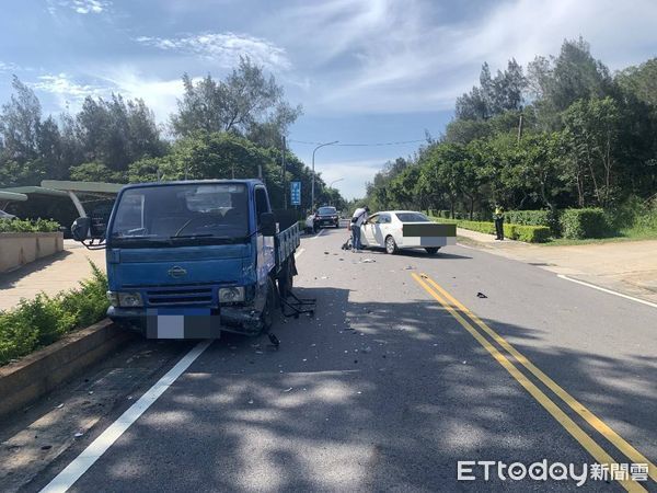 ▲▼         搶快兩車對撞，車頭全毀，金寧鄉頂林路消防局前路段交通事故     。（圖／記者林名揚翻攝）