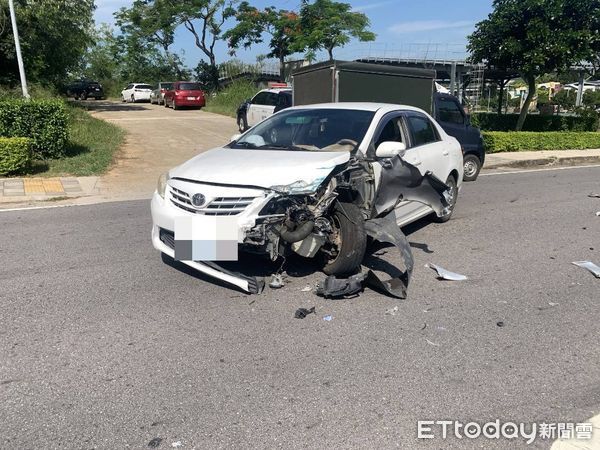 ▲▼         搶快兩車對撞，車頭全毀，金寧鄉頂林路消防局前路段交通事故     。（圖／記者林名揚翻攝）