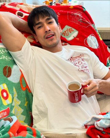 ▲泰國男神Nadech遇上車禍，熱心幫忙指揮交通。（圖／翻攝自Instagram／kugimiyas）