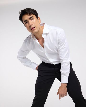 ▲泰國男神Nadech遇上車禍，熱心幫忙指揮交通。（圖／翻攝自Instagram／kugimiyas）