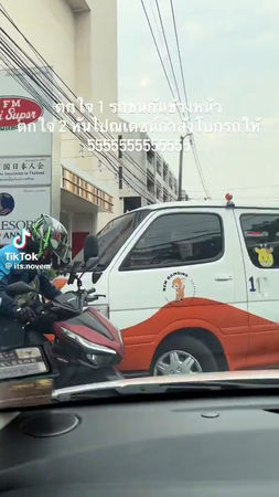 ▲泰國男神Nadech遇上車禍，熱心幫忙指揮交通。（圖／翻攝自X）