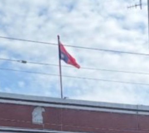 ▲屏東警分局德協派出所國旗掛反引熱議。（圖／民眾提供）