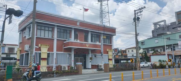 ▲屏東警分局德協派出所國旗掛反引熱議。（圖／民眾提供）