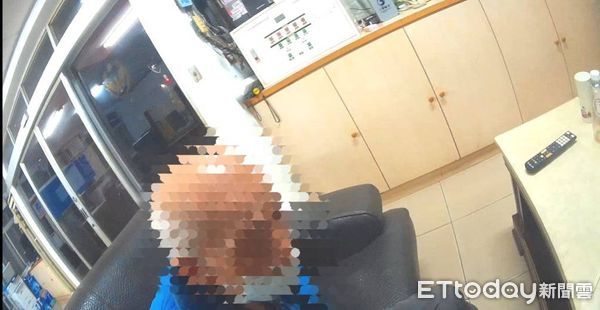 ▲東港警分局員警助黃姓男子返家。（圖／記者陳崑福翻攝）