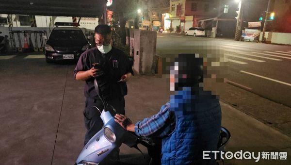 ▲東港警分局員警助黃姓男子返家。（圖／記者陳崑福翻攝）