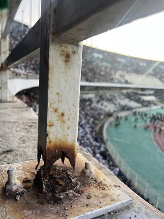 ▲阿爾及利亞足球場護欄斷裂球迷摔落，釀3死逾70傷。（圖／翻攝自X／@livesfoot）