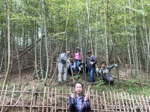 ▲「竹寮林業生產合作社」與林業專家簽署委託「林業永續多元輔導方案」合作協議。（圖／林業保育署南投分署提供，下同）