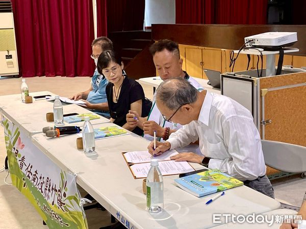 ▲林業及自然保育署南投分署與「竹寮林業生產合作社」簽署委託「林業永續多元輔導方案」合作協議。（圖／林業保育署南投分署提供）