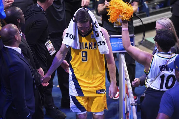 ▲▼溜馬資深替補麥康諾搶七戰後紅了眼眶，向球迷道歉。（圖／達志影像／美聯社）