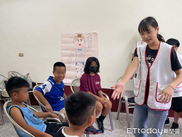 ▲葉依珊參與偏鄉關懷方案，與偏鄉的小弟弟妹妹們分享以身體自我保護為主題的故事書，表現獲得肯定與獎勵。（圖／南投家扶中心提供）