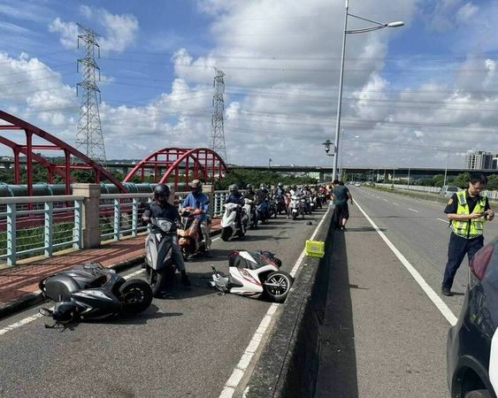 ▲彰化市大度橋發生機車騎士自撞噴飛送醫不治。（圖／民眾提供）