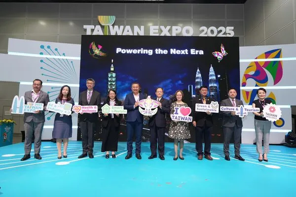 ▲開幕典禮上外貿協會秘書長王熙蒙(右5)、駐馬來西亞台北經濟文化辦事處大使葉非比(右4)、雪蘭莪州政府議員黃思漢(左5)、馬來西亞廠商聯合會總會長蘇添來(右3)、馬來西亞國際貿易及工業部雙邊經濟與貿易關係處司長洪麗玲(左4)、馬來西亞投資發展局司長林玟妤(左2)及馬來西亞對外貿易發展局處長Mazlan(右2)等合影。(圖／貿協提供)