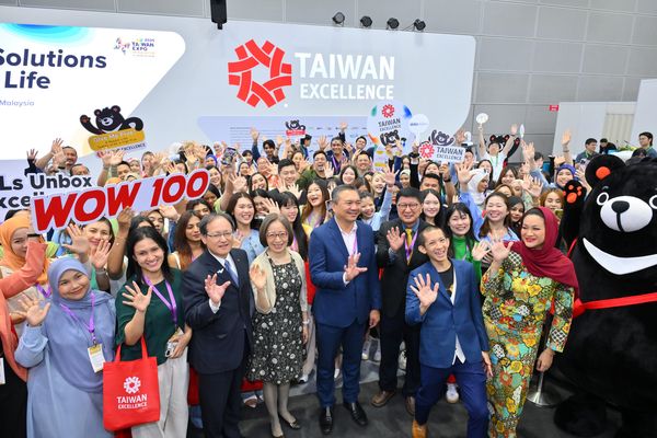 ▲台灣精品舉辦「百讚精品」開箱活動，動員100位馬來西亞網紅報導台灣優質產品。（圖／貿協提供）