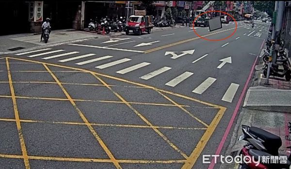 ▲▼監視器拍下玻璃窗從9樓墜落到1樓馬路上，房仲清理路面玻璃碎片             。（圖／記者陳以昇翻攝）