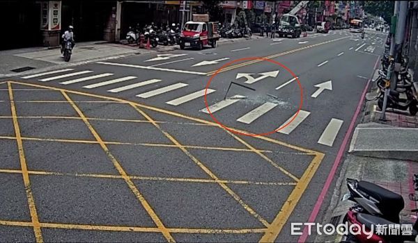 ▲▼監視器拍下玻璃窗從9樓墜落到1樓馬路上，房仲清理路面玻璃碎片             。（圖／記者陳以昇翻攝）