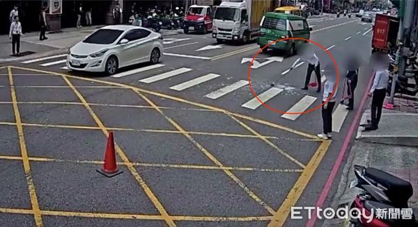 ▲▼監視器拍下玻璃窗從9樓墜落到1樓馬路上，房仲清理路面玻璃碎片             。（圖／記者陳以昇翻攝）
