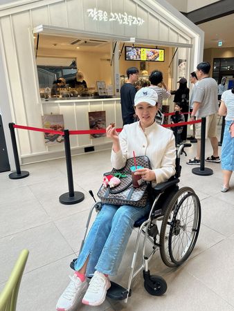 ▲郁方近日因腰椎疼痛導致行走不便，主要依靠輪椅代步。（圖／翻攝自Facebook／好門媳婦的秘密生活郁小方）