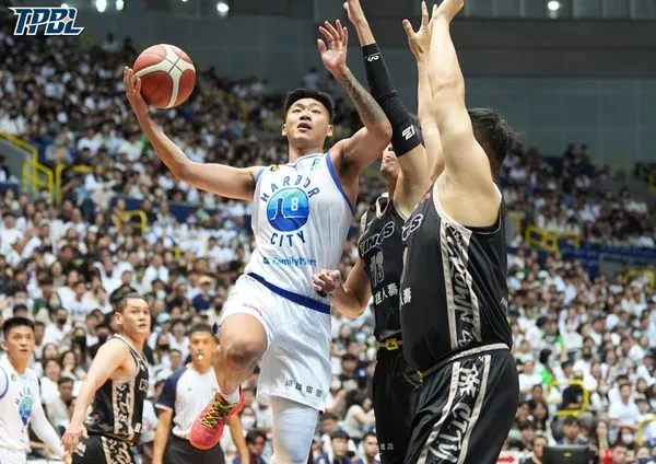 ▲海神克雷格、艾德、摩爾斯、胡瓏貿、邱子軒，國王林書豪。（圖／TPBL提供） 