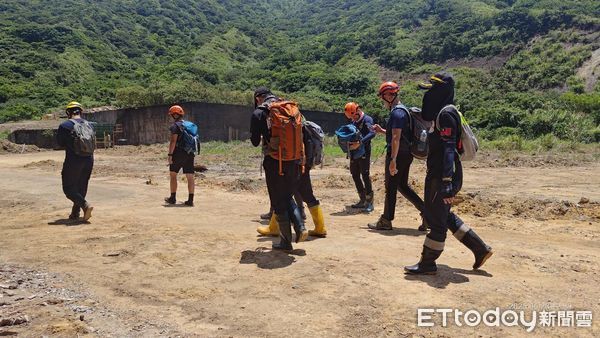 ▲▼登山客疑摔落「小鬼瀑布」亡！雙手留抓扯痕跡　直升機吊掛遺體。（圖／記者陸運陞翻攝）