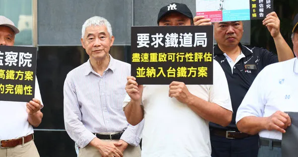 好久不見的前交通部長賀陳旦（左）站上第一線抗議，批評交通部把「北宜高鐵」便宜行事當成「北宜直鐵」的替代方案，就是為了閃避曠日廢時的二度可行性評估。（圖／報系資料照）