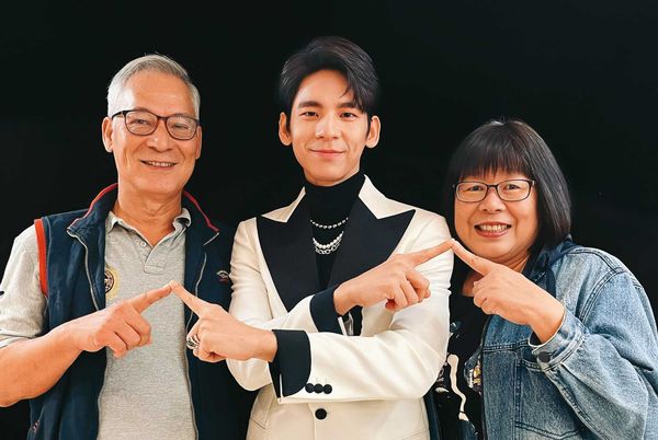 林柏宏（中）因父親（左）的債務問題，罵父親是流浪狗。（翻攝林柏宏臉書）