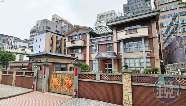 廖俊松父子在鄭文燦擔任桃園市長的官邸（圖）桌下強塞500萬元，但2人對送錢說法前後不一。（翻攝Google Maps）