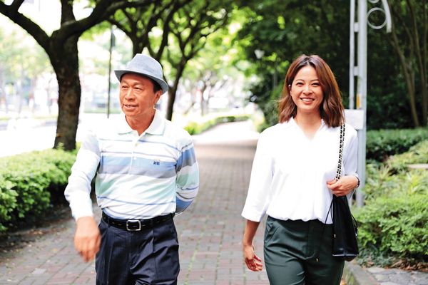 游安順（左）在民視八點檔《好運來》和蘇晏霈（右）二度搭檔。（民視提供）
