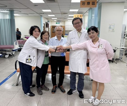 ▲成大醫院為全台首批施打阿茲海默症抗體新藥醫學中心，注射現場由多部門團隊共同完成。（記者林東良翻攝，下同）