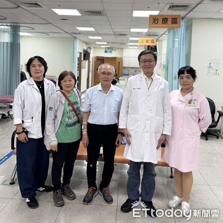 ▲成大醫院為全台首批施打阿茲海默症抗體新藥醫學中心，注射現場由多部門團隊共同完成。（記者林東良翻攝，下同）