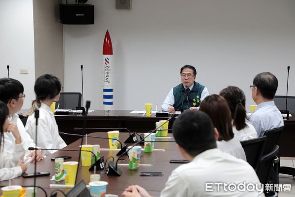 ▲南台科大五專部火箭團隊「Stellar Alliance」晉級全國總決賽，台南市長黃偉哲接見合影鼓勵。（記者林東良翻攝，下同）
