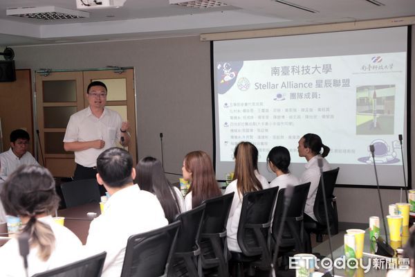 ▲南台科大五專部火箭團隊「Stellar Alliance」晉級全國總決賽，台南市長黃偉哲接見合影鼓勵。（記者林東良翻攝，下同）