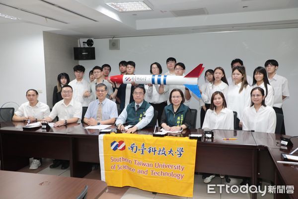 ▲南台科大五專部火箭團隊「Stellar Alliance」晉級全國總決賽，台南市長黃偉哲接見合影鼓勵。（記者林東良翻攝，下同）