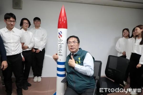 ▲南台科大五專部火箭團隊「Stellar Alliance」晉級全國總決賽，台南市長黃偉哲接見合影鼓勵。（記者林東良翻攝，下同）