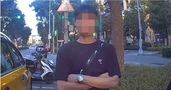 台韓混血李姓拳擊手遭爆，醉吐在計程車上後，不僅不願支付清潔費想趁機落跑，甚至對運將酸言酸語。（圖／三立新聞網提供）