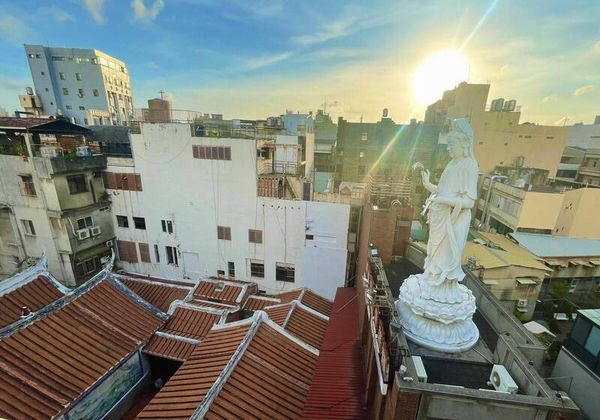 ▲彰化市開化寺首次開放考生登頂樓「抱佛腳」加持。（圖／彰化市公所提供）