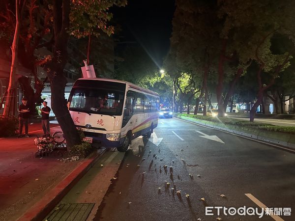 ▲▼北市馬偕醫院專車才剛離開醫院，就撞上路樹、燈桿，導致車上2員工乘客受傷。（圖／記者邱中岳翻攝）