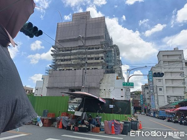 ▲黃金帝國開拆進行鷹架作業傳出有民眾遭碎石砸中。（圖／記者唐詠絮攝）