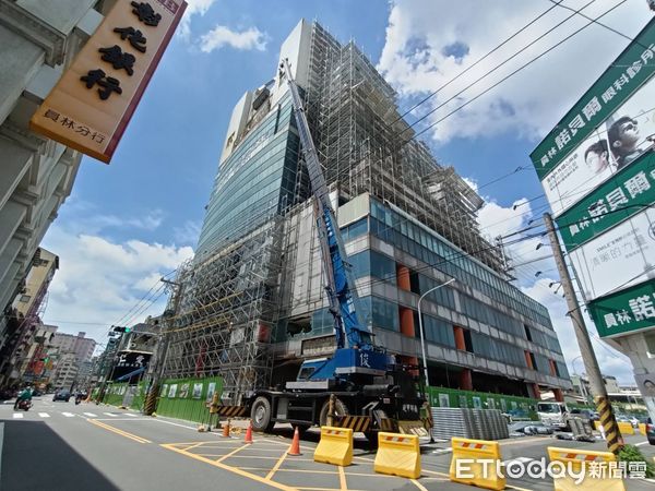 ▲黃金帝國開拆進行鷹架作業傳出有民眾遭碎石砸中。（圖／記者唐詠絮攝）