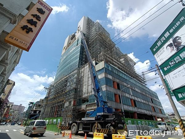 ▲黃金帝國開拆進行鷹架作業傳出有民眾遭碎石砸中。（圖／記者唐詠絮攝）