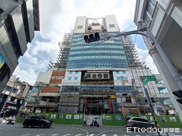 ▲黃金帝國開拆進行鷹架作業傳出有民眾遭碎石砸中。（圖／記者唐詠絮攝）
