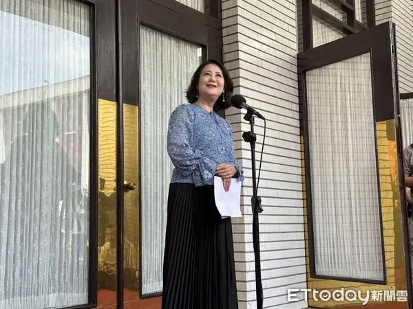 ▲▼民進黨團幹事長吳思瑤議場前受訪。（圖／記者詹詠淇攝）