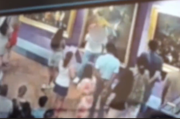 男遊客看展自拍「撞破18世紀畫作」 美術館怒提告：毀壞文化財。（圖／翻攝自X）