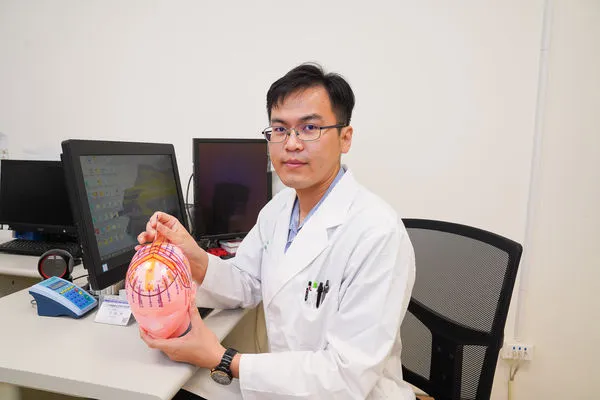 ▲▼中國醫藥大學新竹附設醫院中醫科中醫師吳柏鋒運用針灸改善失智患者生活品質。（圖／中醫大新竹附醫提供）