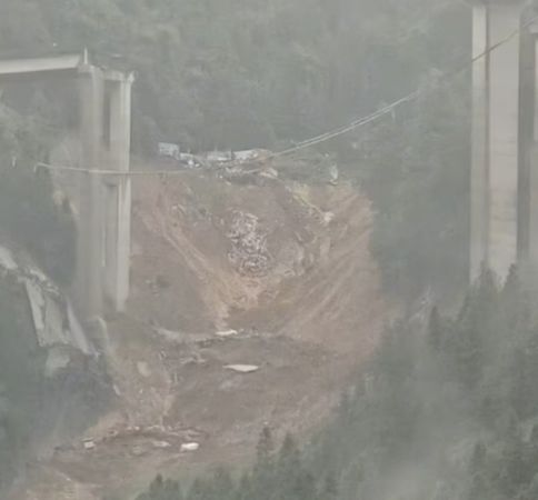 ▲▼貴州高速公路坍塌　傳多車墜落「貨車懸空」。（圖／翻攝微博）