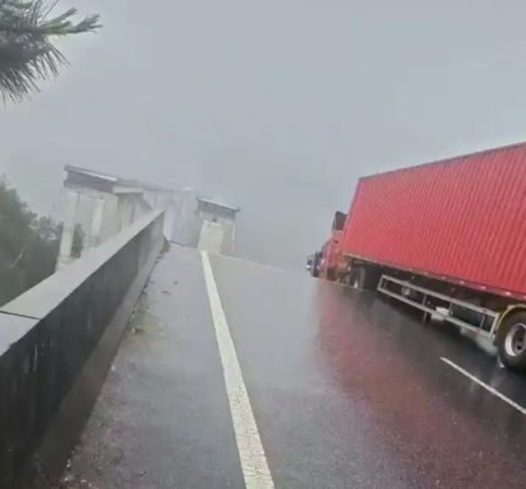 ▲▼貴州高速公路坍塌　傳多車墜落「貨車懸空」。（圖／翻攝微博）