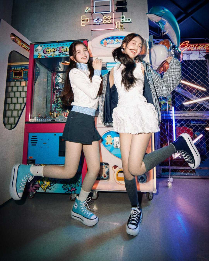 女團Hearts2Hearts上腳Converse厚底鞋、鉛筆腿穿出來！這雙ADERERROR最潮聯名鞋也要收