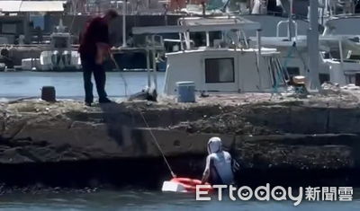 驚險瞬間!旗津釣客落海「沒穿救生衣」 超強漁民瞬間救人