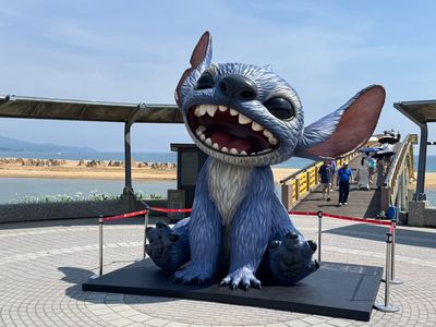 巨型史迪奇正式進駐沙雕季　展開最萌破壞行動